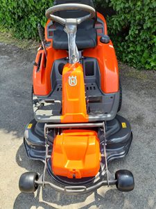 Tondeuse autoportée Husqvarna Rider R214C avec plateau de coupe avant, tracteur de jardinage durable pour usage commercial, ensemble d'équipement - Product Image 6