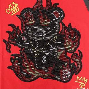 เสื้อยืดลายกราฟฟิตีหมีปีศาจสำหรับผู้ชายและผู้หญิง รุ่น 2026 สีแดงสดใส ทรงปกติ สไตล์สตรีทแวร์ พร้อมโซ่และลายเปลวไฟ HD - Product Image 2