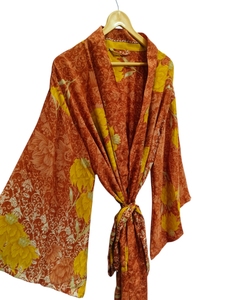 Kimono de Lujo con Parches de Seda, Túnica Larga para Dormir o como Cubre Bikini, Kimono Hecho a Mano con Sari de Seda Reciclada Vintage de la India - Product Image 4