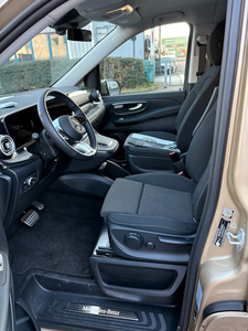รถตู้เมอร์เซเดส-เบนซ์ V250D รุ่น Luxury Executive สำหรับขนส่งผู้โดยสารระดับพรีเมียม เครื่องยนต์ดีเซล เกียร์อัตโนมัติ ระยะฐานล้อยาว รถ MPV มือสอง - Product Image 3