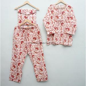 Conjunto de 2 piezas para mujer, pantalones hasta el tobillo con estampado floral de algodón, corte holgado, cuello redondo, manga tres cuartos, cintura elástica, informal - Product Image 5