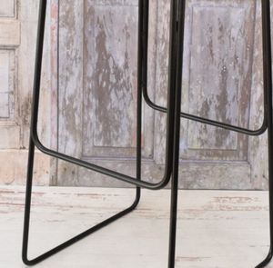 Tabouret de bar industriel en bois massif, assise ronde en bois, pieds en métal noir, chaise haute pour cuisine, café et bar. - Product Image 3