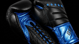 Gants de combat professionnels en cuir véritable de haute qualité, couleur et logo personnalisés, noir et bleu, pour les combats de boxe et les entraînements intenses. - Product Image 4