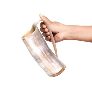 Chope à bière artisanale en corne de buffle naturelle de qualité supérieure, tasse à boire viking faite à la main avec bord en bois par UNIVERSAL OVERSEAS INDIA - Product Image 2