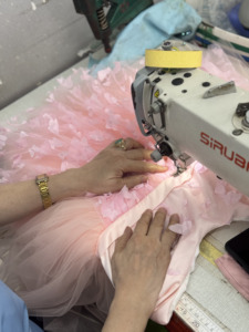 Robe de fête pour bébé en tulle blanc à volants, sans manches, style princesse, pour fillettes, par Tutupetti, fabriquée au Vietnam, OEM ODM - Product Image 3