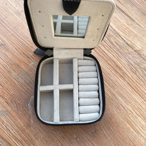 Venta al por mayor Mini viaje de cuero de vaca caja de la joyería portátil anillo pendiente collar organizador de almacenamiento personalizado a mano pequeña caja de joyería - Product Image 6