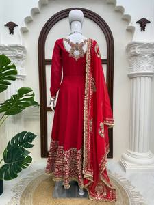 ชุดเดรส Anarkali ผ้าลูกไม้สีแดงเข้มสำหรับผู้หญิง พร้อมผ้าคลุมไหล่ลายดอกไม้ ยาวถึงพื้น แห้งเร็ว เหมาะสำหรับงานปาร์ตี้และงานแต่งงาน - Product Image 2