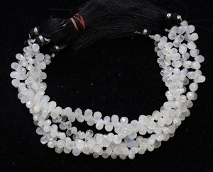 Cuentas facetadas de piedra lunar arcoíris blanca natural en forma de lágrima de 4x6 mm, cuentas de piedra lunar en forma de gota de 8 pulgadas, cuentas facetadas de piedra lunar arcoíris con perforación lateral. - Product Image 3