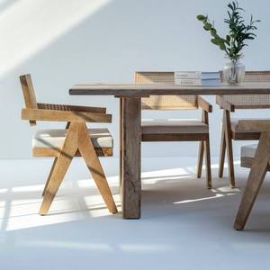 Table à manger en bois d'acacia Vandana Aureo Arista avec un design contemporain solide et fait main - Product Image 3