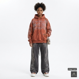 Conjunto de Sudadera con Capucha Marrón Oxidado Personalizado y Pantalones Jogger Negros de Pierna Ancha con Detalles de Pedrería, de Algodón Afelpado, Estilo Urbano, Venta al por Mayor OEM - Product Image 1