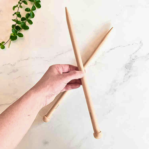 Aiguilles à tricoter droites classiques et de conception traditionnelle avec bouton coloré pour les jeunes tricoteuses, toutes tailles et longueurs. - Product Image 2