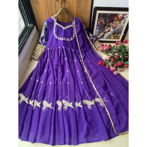 Robe de créateur et Dupatta pour les vêtements de mariage pour le look de fête - Product Image 1
