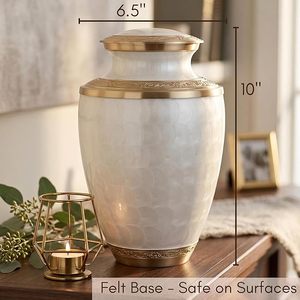 Urne funéraire classique pour adultes, fabriquée par un fabricant de confiance, en métal de haute qualité avec finition décorative gravée. - Product Image 2