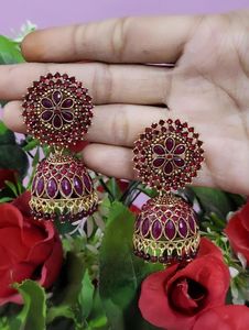 Pendientes Jhumki Hechos a Mano, Estilo Bollywood, Color Vino Tinto, Jhumka con Cristales de Imitación en Oro Mate Antiguo, Joyería para Novia, Boda, Saree - Product Image 1