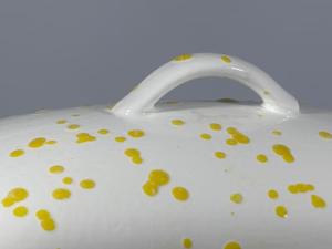 Mantequillera Decorativa con Tapa Moteada, Asa Elevada, Bandeja Ancha para Servir, Acabado Brillante, Elegante Contenedor de Mantequilla para la Cocina - Product Image 4