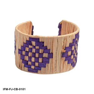 Pulsera Zaffira Terra Raffia Hecha a Mano, Tejido Geométrico en Tono Púrpura Intenso, Marco Metálico Resistente, para Mujer, Estilo Tribal, Ideal para Bodas - Product Image 1