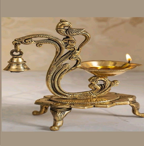 Lámpara de aceite Akhand Jyoti de vidrio y latón estilo vintage con base ornamental, disponible a precios de mayorista. - Product Image 2