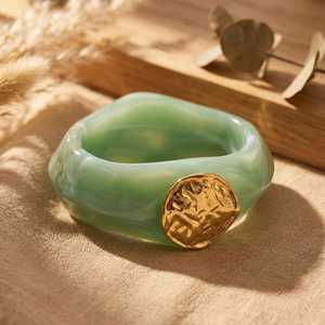 กำไลข้อมืออะคริลิคเรซิ่นวินเทจ ดีไซน์เหรียญทอง รูปทรงไม่สมมาตร กำไลหนา แฟชั่นจิวเวลรี่ในอินเดีย โดย Universal Overseas - Product Image 1