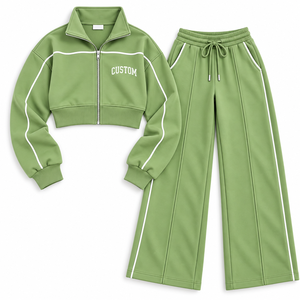 Conjunto Deportivo de 3 Piezas para Mujer, Chaqueta Corta con Cierre Verde Salvia, Pantalones Anchos, Ribete en Contraste, Forro Polar, Proveedor ODM - Product Image 3