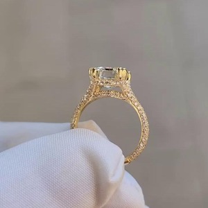 Bague de fiançailles en diamant de laboratoire émeraude 3,50 carats, pavé à double griffe fendue, couleur D-E-F, clarté VVS-VS pour femme - Product Image 2