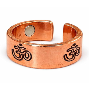 Bague ajustable en cuivre pur faite à la main avec symbole OM magnétique, cadeau bien-être pour hommes et femmes - Product Image 3