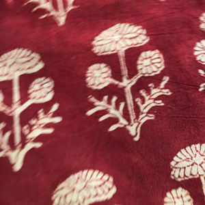 Tela de algodón estampada a mano en color rojo con diseño floral Buta en blanco |   Venta al por Mayor en Jaipur - Product Image 3