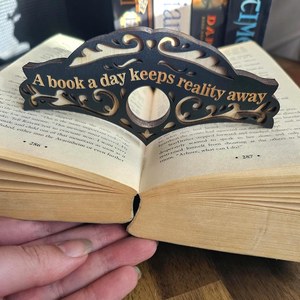 Porte-page de livre en bois fait main gravé avec une citation « Un livre par jour éloigne la réalité » – Accessoire de lecture décoratif - Product Image 2