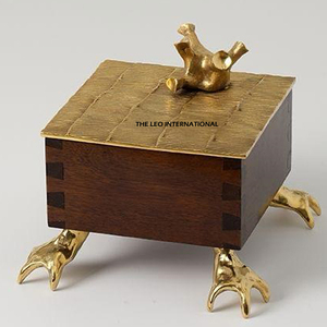 Boîte de rangement en bois et en métal de fabrication fiable pour maisons d'inspiration antique, ajoutant une touche traditionnelle et une utilisation fonctionnelle - Product Image 1