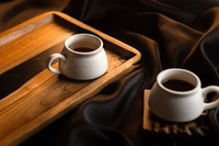 Plateau de service ovale moderne en résine fait main avec finition polie luxueuse pour les fêtes