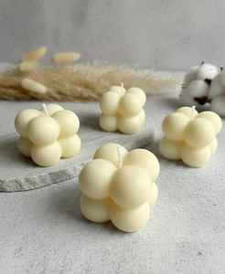 Vela Aromática de Lujo Hecha a Mano en Forma de Cubo con Aroma Duradero y Combustión Limpia, Diseño Elegante para Regalos y Bodas - Product Image 1