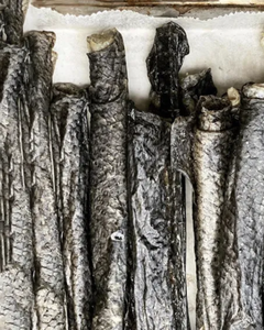 PIEL DE SALMÓN SECADA DE ALTA CALIDAD / PROCESADA LIMPIAMENTE, CON BAJO ODOR Y LISTA PARA FREÍR - Product Image 1