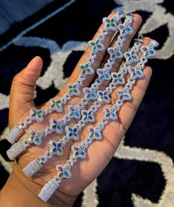 Montre en diamant moissanite de qualité supérieure avec chiffres arabes et clarté VVS, au design élégant et fonctionnalités intelligentes - Product Image 4