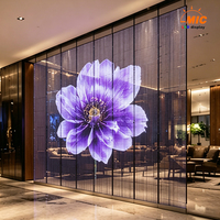 Écran LED transparent sur pied P2.6 5.2 pour l'intérieur, idéal pour les halls, les salles d'exposition et les projets commerciaux.