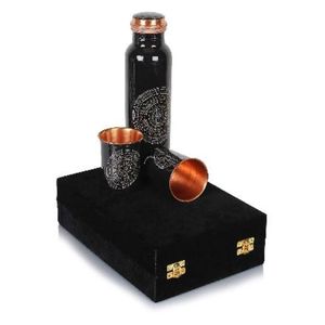 Bouteille d'eau en cuivre pur faite à la main avec 2 tasses, coffret cadeau, ensemble de vaisselle métallique anti-fuite imprimé noir, style ayurvédique, vente en gros - Product Image 1