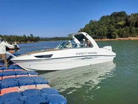 Bateau de croisière sportif à coque grise personnalisée avec lit intérieur pour le repos, bateau à vagues fluviales avec certification CE, bateau en fibre de verre double couche