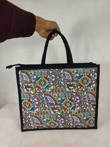 Sac fourre-tout en toile imprimé avec fermeture éclair et poignées noires - Product Image 2