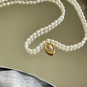 Collar de Perlas de Agua Dulce Francesas Retro de 4-5 mm, Collar Versátil con Moneda Dorada y Retrato para Mujer - Product Image 5