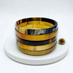 Juego de 5 Brazaletes de Cuerno de Búfalo Pulido Natural, Hechos a Mano, Ecológicos, Estilo Animal, Joyería Ética de Hueso - Product Image 1