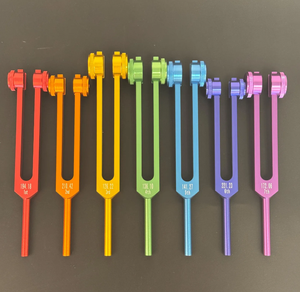 Set de Diapasones de 7 Chakras para Sanación Sonora: Aluminio Ponderado con Martillo y Bolsas - Product Image 5