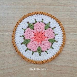 Hermoso Posavasos de Flores de Cerezo Tejido a Crochet, Pétalos Rosados Hechos a Mano, Hojas Verdes, Resistente al Calor, Decoración Boho para Mesa de Cocina o Fiestas - Product Image 4