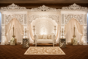 Decoración de Escenario con Palmeras para Bodas, Arco de Boda Elegante de Plástico con Iluminación Morada y Diseño Floral para Escenario - Product Image 5