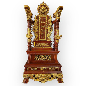 El altar ancestral, elaborosamente tallado en madera de Huong dorada, es una testimonancia de los antepasados de generaciones anteriores. - Product Image 6