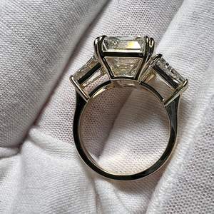 แหวนเพชรโมอิสซาไนต์ทรงเอเมอรัลด์สามเม็ด เงินแท้ 925 เครื่องประดับชั้นดี สำหรับวันครบรอบ ของขวัญสุดน่ารักสำหรับแฟนสาว - Product Image 6