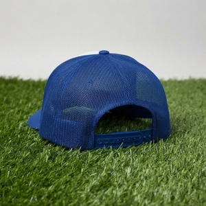 Casquette de baseball pour homme, blanche et bleue, style trucker, avec logo brodé personnalisé, dos en mesh, fermeture snapback, réglable - Product Image 5