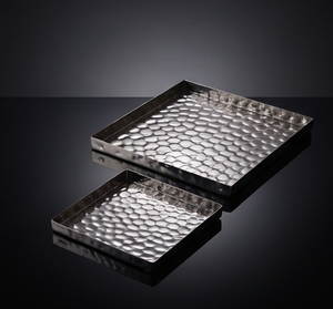 Plateau de service carré en métal massif texturé, surface aspect galets argentés, pour cuisine et table à manger - Product Image 3