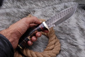 Couteau de chasse en acier Damas à lame pointue avec manche en bois et accents en laiton pour usage extérieur - Product Image 2
