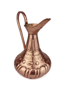 Pichet vintage en cuivre avec gravure florale et poignée courbée pour boissons, hauteur personnalisable, design métallique durable - Product Image 1