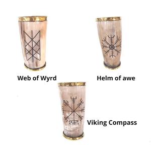 Handgefertigter Polierter Umweltfreundlicher Büffelhorn-Becher mit Geschnitzten Wikinger-Symbolen, Web Wyrd Helm, Awe Kompass, Antike Tierkunst-Imitation - Product Image 1