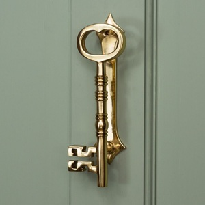 Tirador de Mueble con Forma de Llave Vintage, Acabado en Tono Dorado, Decorativo para Puerta de Armario, Herraje para Muebles - Product Image 1