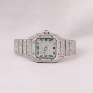Montre en or blanc avec diamants ronds, moissanite, cadran blanc avec chiffres romains bleus personnalisés, montre haut de gamme entièrement pavée de diamants pour unisexe - Product Image 1